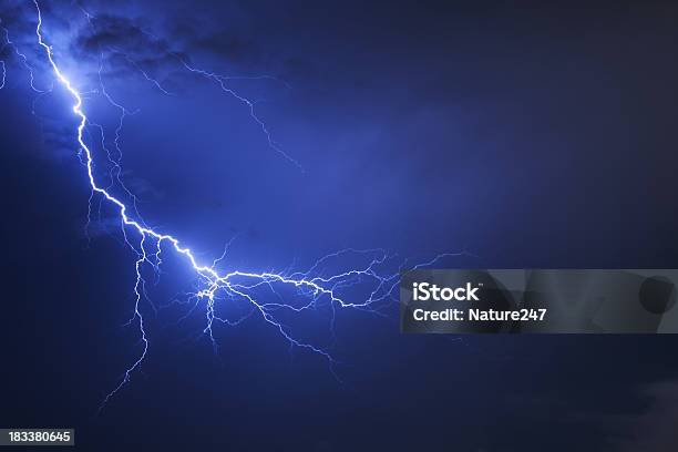 Temporale - Fotografie stock e altre immagini di Alta tensione - Alta tensione, Cielo, Cielo minaccioso