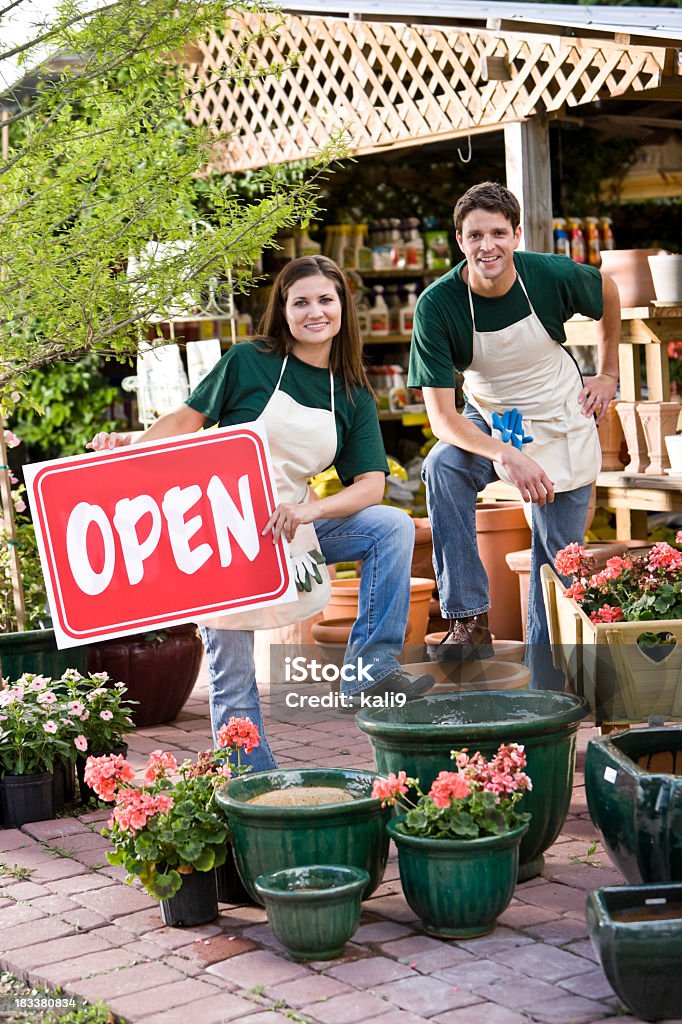 Lavoratori in giardino al dettaglio negozio aperto per business - Foto stock royalty-free di Open-segnale inglese