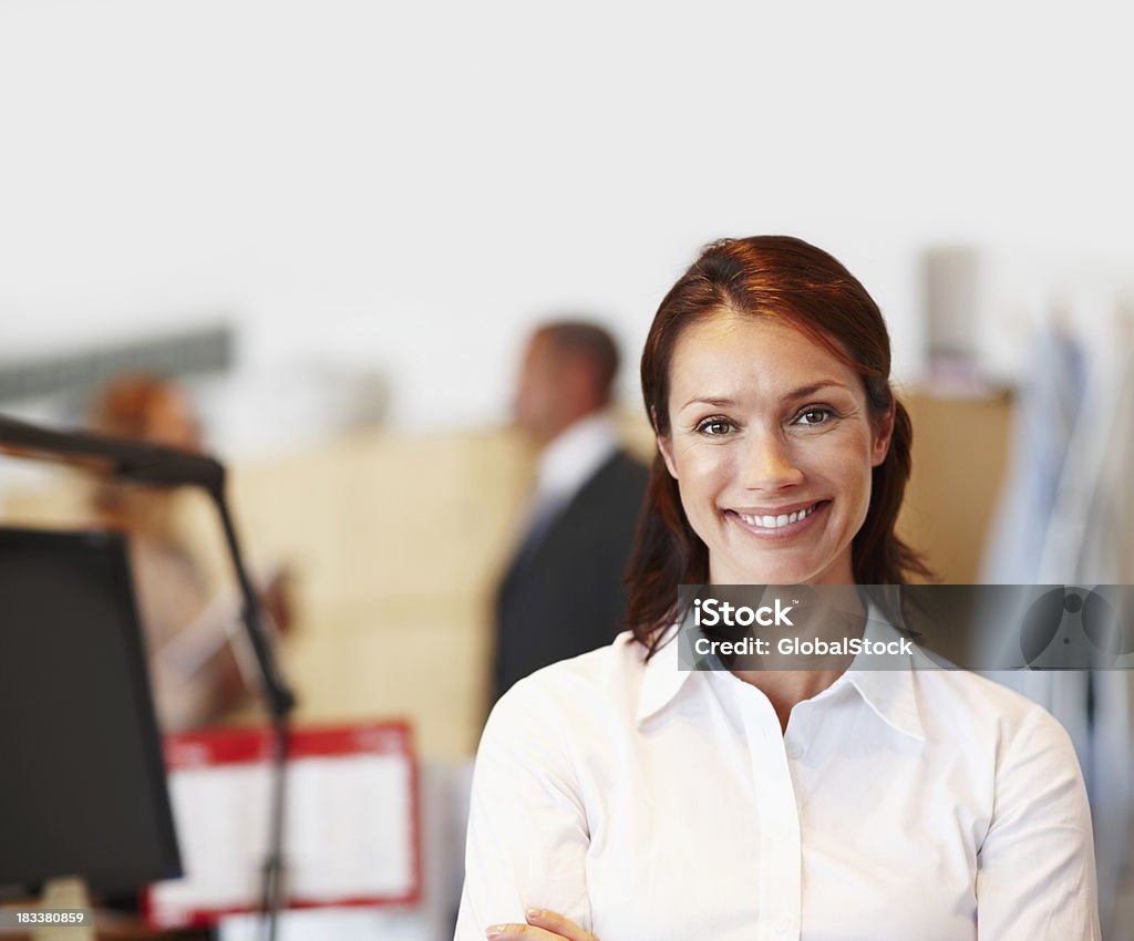 Bem sucedido jovem Mulher de negócios com um sorriso encantador - Royalty-free Autoconfiança Foto de stock