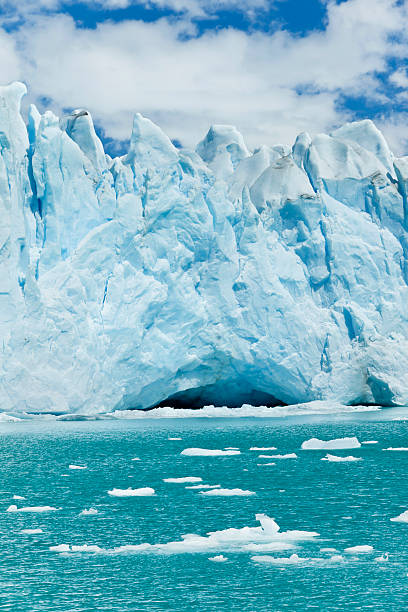 glaciar perito moreno national park, patagonia en argentina - patagonia ice shelf vertical argentina fotografías e imágenes de stock