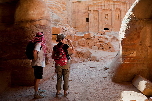путешественники, на ближнем востоке на петра, иордания - petra antiquities jordan middle east стоковые фото и изображения