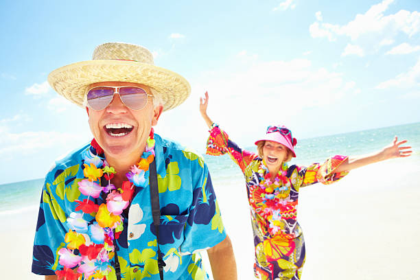 szczęśliwa para śmiać się w słońcu - summer beach multi colored vacations zdjęcia i obrazy z banku zdjęć