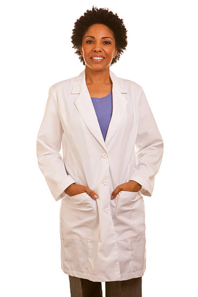 africano lleva lapcoat mujer con las manos en los bolsillos - scientist chemist doctor lab coat fotografías e imágenes de stock