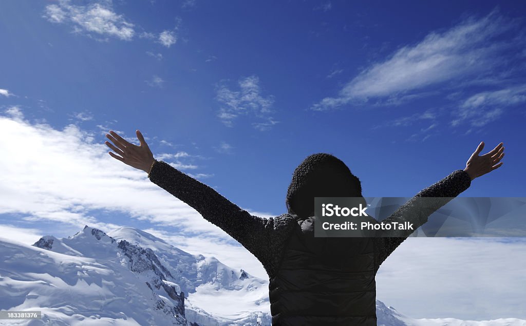 Mountain Climber le braccia aperte-Large - Foto stock royalty-free di Gridare