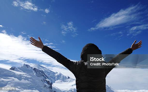 Mountain Climber Le Braccia Apertelarge - Fotografie stock e altre immagini di Gridare - Gridare, Strillare, Alpi