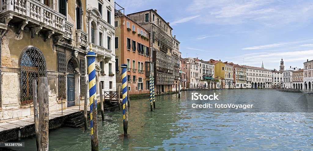 ヴェニスの大運河、リアルトの象徴的な宮殿のようなイタリアのパノラマ - イタリアのロイヤリティフリーストックフォト