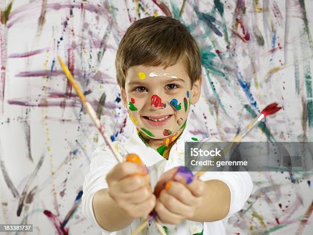 Foto de Little Artista e mais fotos de stock de Criança - Criança, Tinta - Equipamento de arte e artesanato, Face Humana