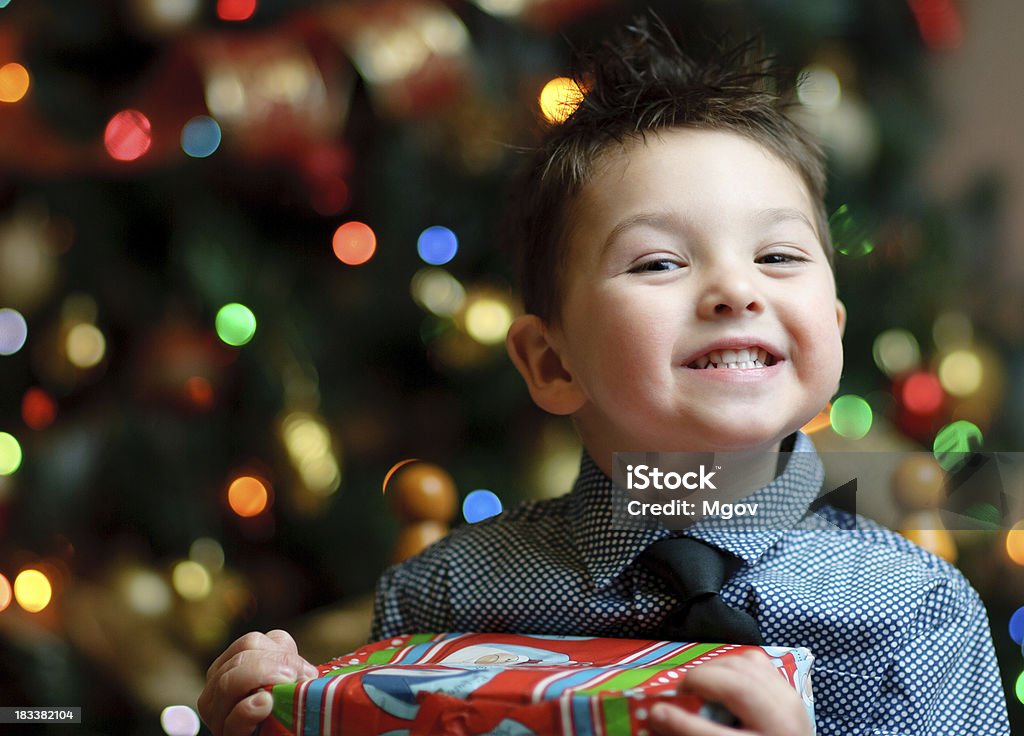 Junge öffnet ein Weihnachtsgeschenk - Lizenzfrei Kind Stock-Foto