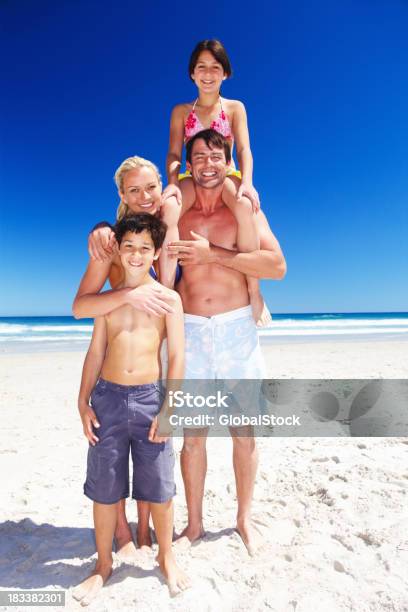Foto de Carinhoso Família Feliz Sorrindo Na Praia e mais fotos de stock de 30 Anos - 30 Anos, 40-49 anos, Adulto