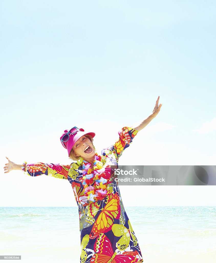 Ex donna che si diverte in spiaggia - Foto stock royalty-free di 60-69 anni