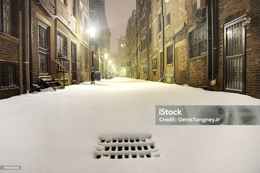 Cubierto de nieve calle - Foto de stock de Arquitectura libre de derechos