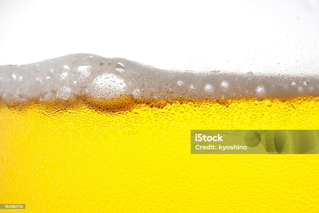 ビールに濡れたようなバブルの白の背景に - しずくのロイヤリティフリーストックフォト