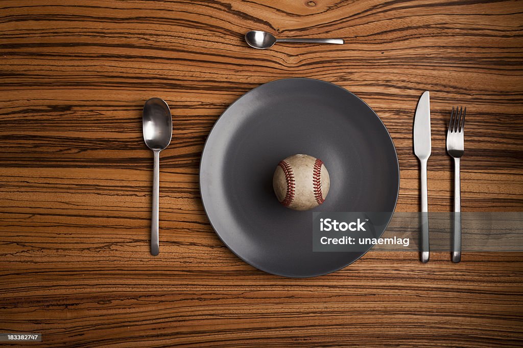 Impostazione tabella con una palla da baseball, invece di cibo - Foto stock royalty-free di Palla sportiva