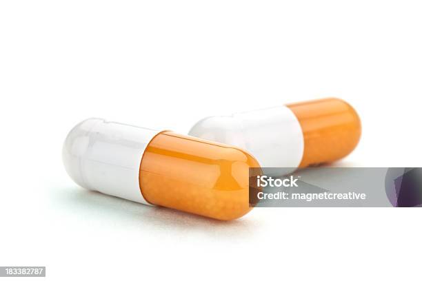 Details Stockfoto und mehr Bilder von Medikamenten-Kapsel - Medikamenten-Kapsel, Tablette, Medikament