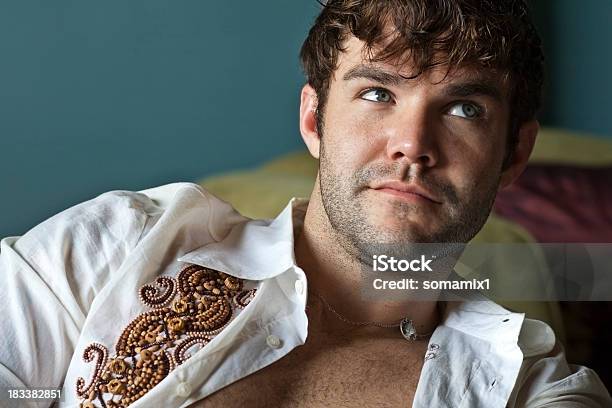 Uomo Di Relax Con Camicia Aperta - Fotografie stock e altre immagini di Adagiarsi - Adagiarsi, Barba - Peluria del viso, Barba incolta