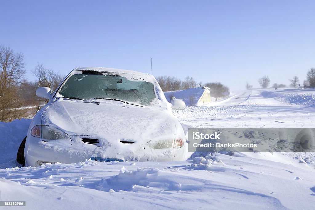 Auto Stuck im Schnee an der Interstate Highway - Lizenzfrei Auto Stock-Foto