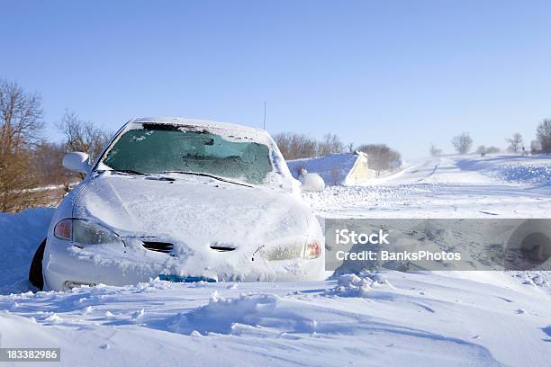 Auto Stuck Im Schnee An Der Interstate Highway Stockfoto und mehr Bilder von Auto - Auto, Schneesturm, Schnee
