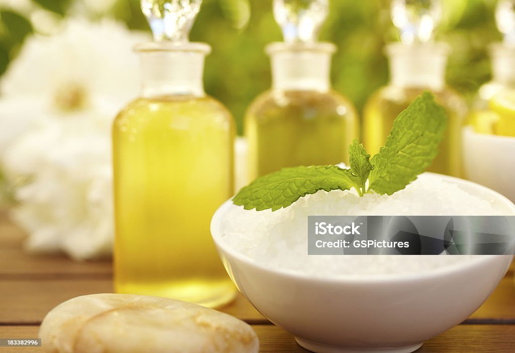 Aceite de masaje en el spa y exfoliación frascos - Foto de stock de Aceite de aromaterapia libre de derechos