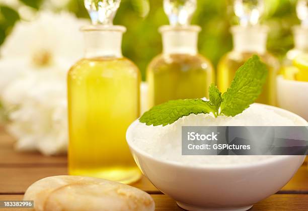 Aceite De Masaje En El Spa Y Exfoliación Frascos Foto de stock y más banco de imágenes de Aceite de aromaterapia - Aceite de aromaterapia, Aceite de masaje, Aire libre