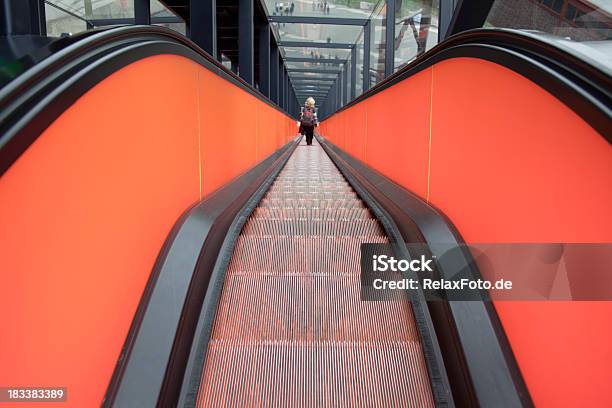 Vista Posterior De Mujer Movimiento Hacia Abajo Sobre Rojo Escalera Mecánica Xxl Foto de stock y más banco de imágenes de A la moda