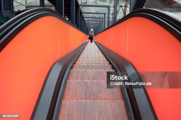 Vista Traseira Da Mulher Mover Para Baixo No Vermelho Escada Rolante Xxl - Fotografias de stock e mais imagens de A caminho