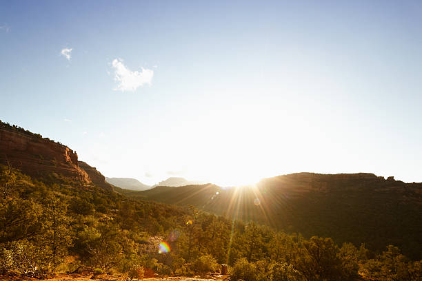 солнечное сияние в седона, штат аризона - sun lens flare sedona desert стоковые фото и изображения