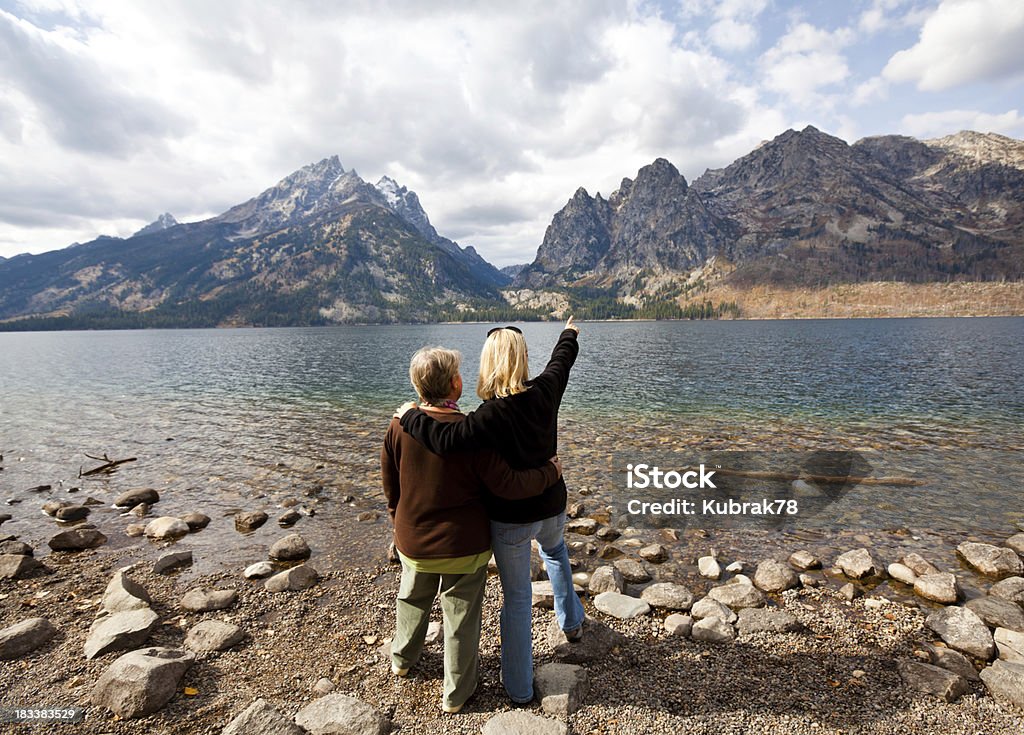 Madre e hija admira la vista a las montañas - Foto de stock de Wyoming libre de derechos