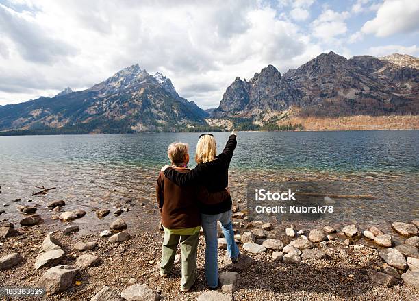 Madre E Hija Admira La Vista A Las Montañas Foto de stock y más banco de imágenes de Wyoming - Wyoming, Tercera edad, Admiración