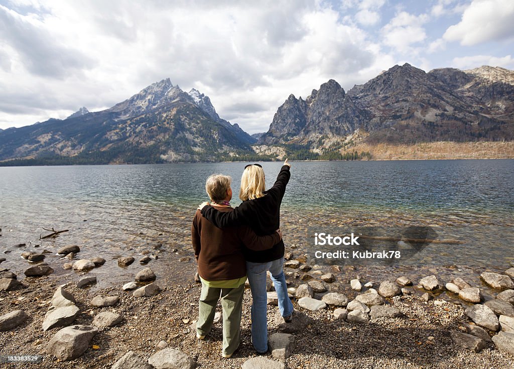 Mère et fille en admirant une vue sur la montagne - Photo de Wyoming libre de droits