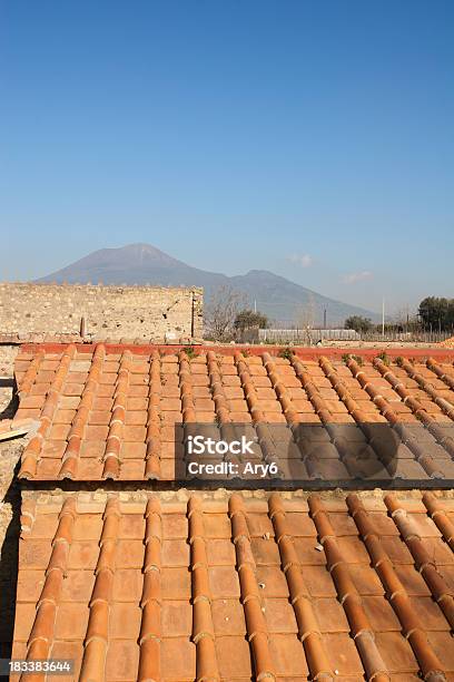 Tetto E Vesuvio Nel Antica Pompeiii Italia - Fotografie stock e altre immagini di Pompei - Pompei, Tetto, Anfiteatro