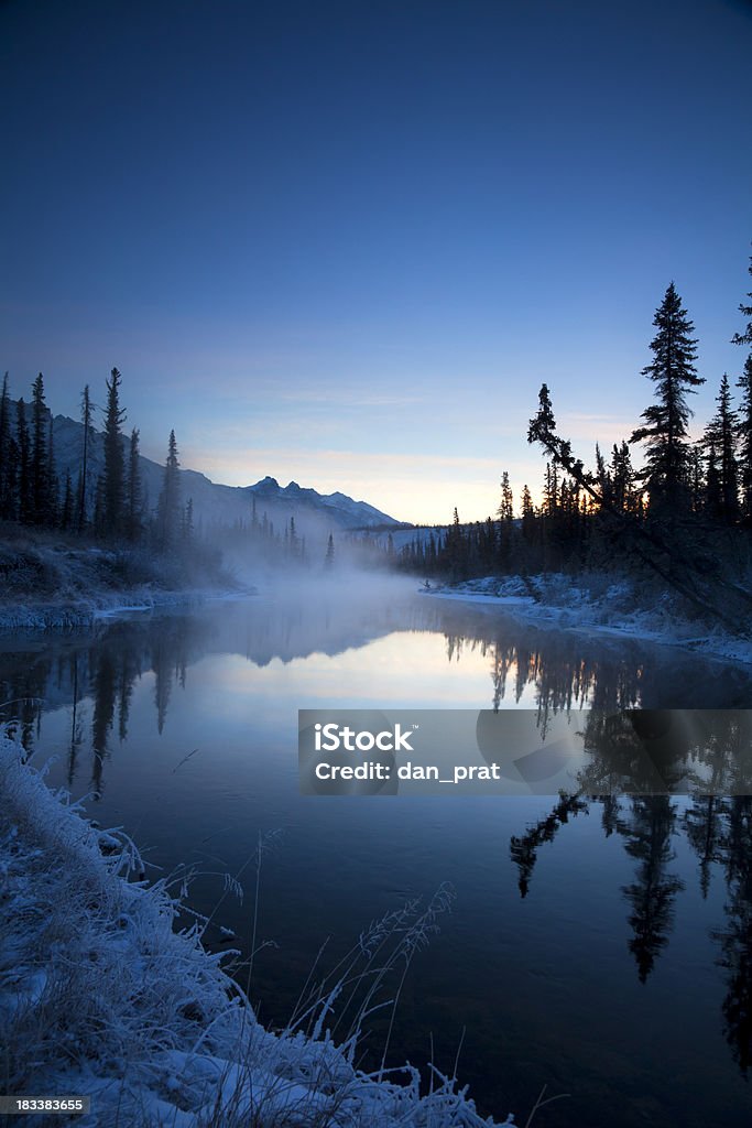 First Light sobre Rio de Montanha - Royalty-free Alberta Foto de stock