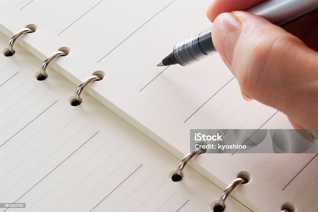 Escrevendo um diário em branco com profundidade de campo rasa - Foto de stock de Aberto royalty-free