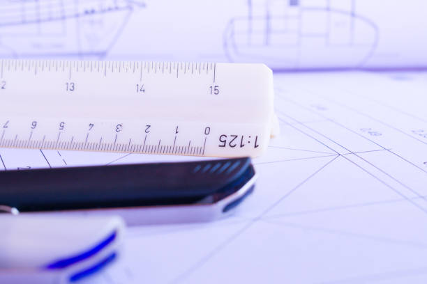 청사진에 대한 스케일 눈금자, 삼각형 눈금자, 제도 눈금자, 건축가 눈금자, 금속 눈금자, 건축 눈금자에 근접 촬영 - drafting ruler architecture blueprint 뉴스 사진 이미지