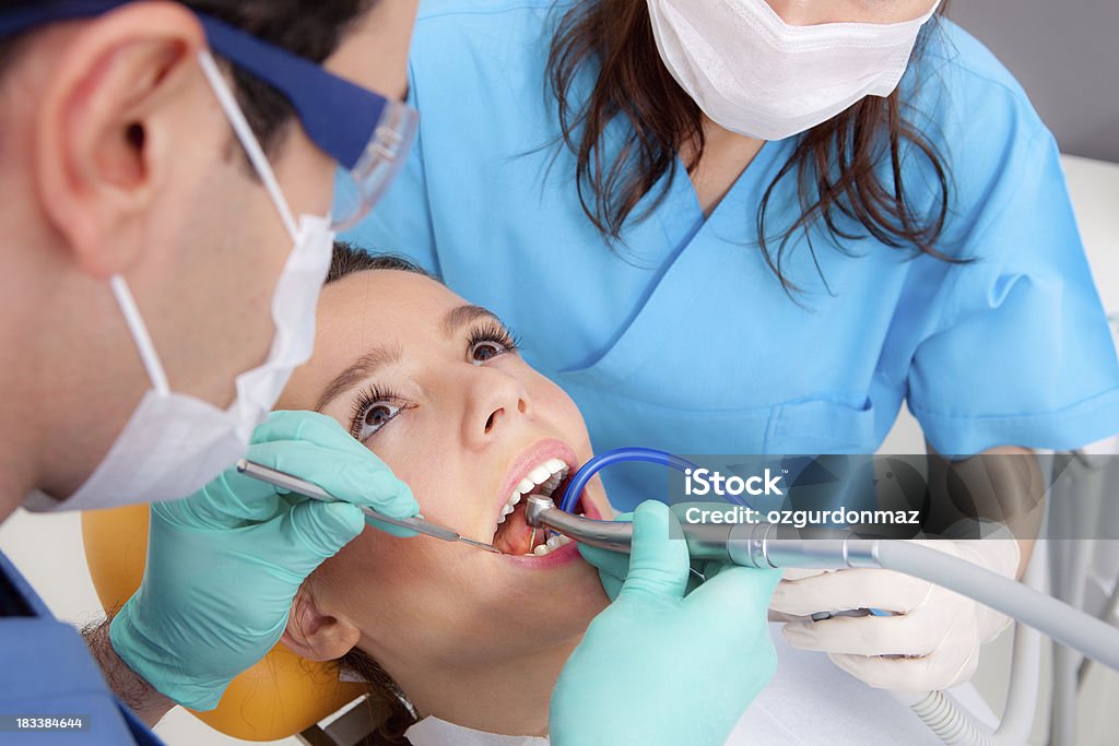 Chirurgia del dentista - Foto stock royalty-free di Accudire