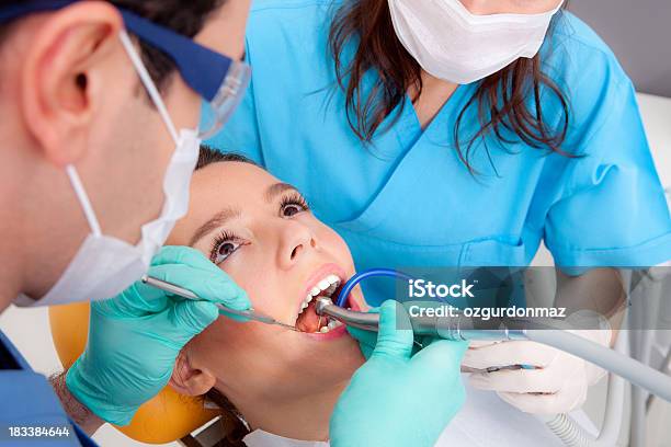 Cirurgia De Dentista - Fotografias de stock e mais imagens de Adulto - Adulto, Beleza, Boca Humana