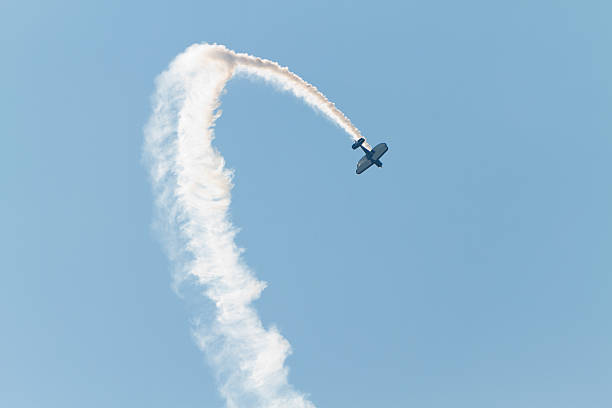 samolot kaskaderski górę-strona w dół. - stunt stunt plane airplane small zdjęcia i obrazy z banku zdjęć