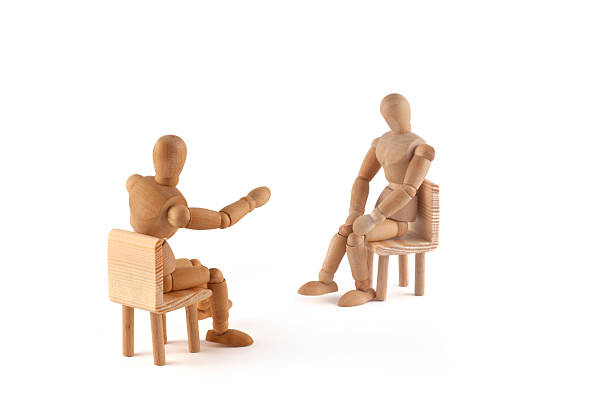 деревянный манекен в обсуждение - business meeting mediation discussion стоковые фото и изображения