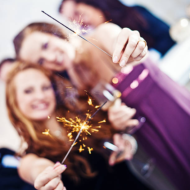 amigos con sparklers - mixed age flash fotografías e imágenes de stock