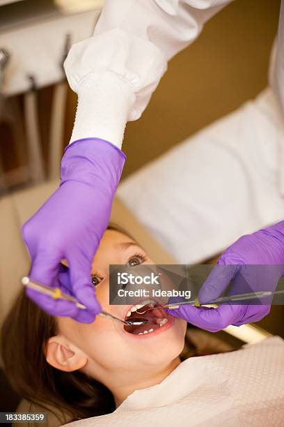 Giovane Ragazza Ottenere Denti Puliti In Ufficio Dentale Di Dentista - Fotografie stock e altre immagini di 6-7 anni
