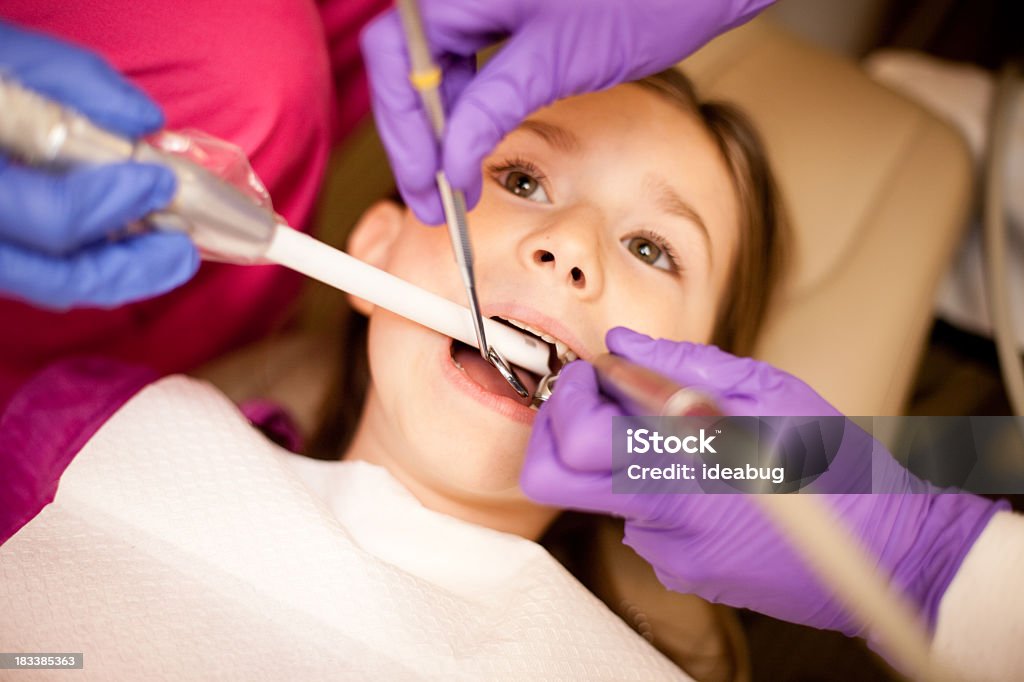 Cavité de jeune fille se rendre au bureau de dentiste dentaire - Photo de 6-7 ans libre de droits