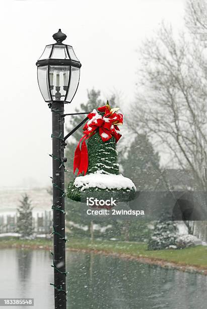 Sino De Natal Na Neve - Fotografias de stock e mais imagens de Condado de Lancaster - Pensilvânia - Condado de Lancaster - Pensilvânia, Pensilvânia, A nevar