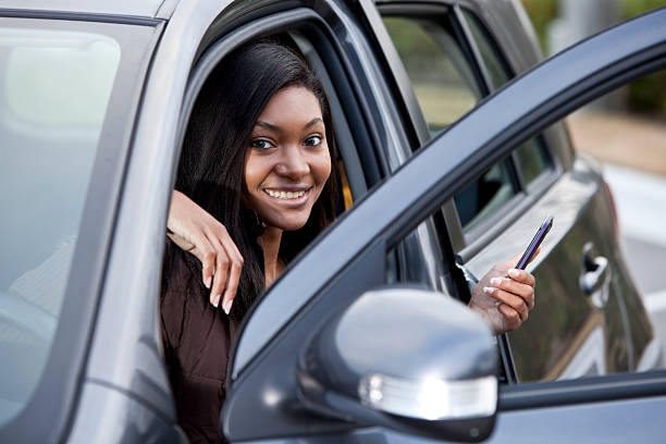 chica adolescente afroamericana en que estacione coche de teléfono móvil - sc0462 fotografías e imágenes de stock