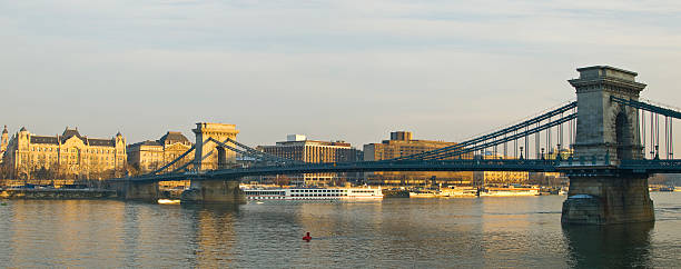 hdr 鎖橋のブダペストでドナウ川 - flus ストックフォトと画像