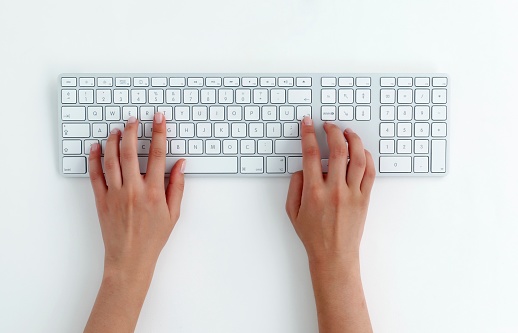 Escribiendo en el teclado. photo