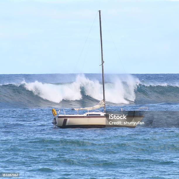 Piccola Barca In Onde - Fotografie stock e altre immagini di Baia di Waimea - Baia di Waimea, Fotografia - Immagine, Isola di Oahu