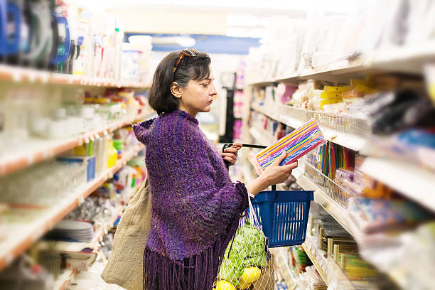 mujer en el supermercado con la canastilla - real people one person multi colored part of fotografías e imágenes de stock