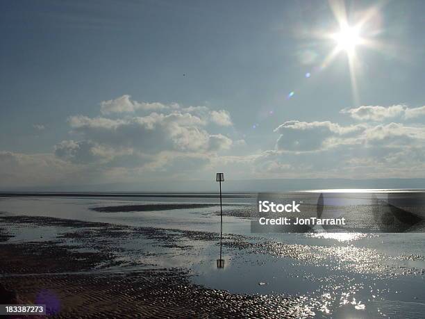 Estuario De Vista Foto de stock y más banco de imágenes de Borde del agua - Borde del agua, Caernarfon, Cielo