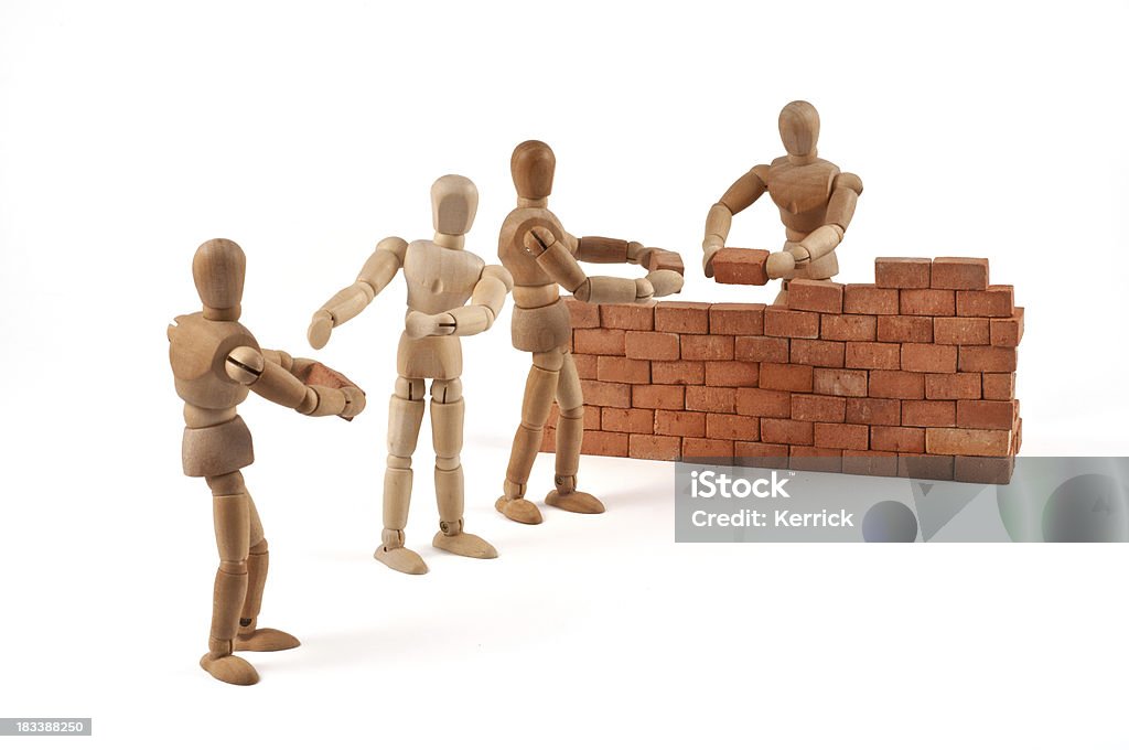 Teamwork-Holz-Puppen Gebäude eine Wand - Lizenzfrei Holz Stock-Foto