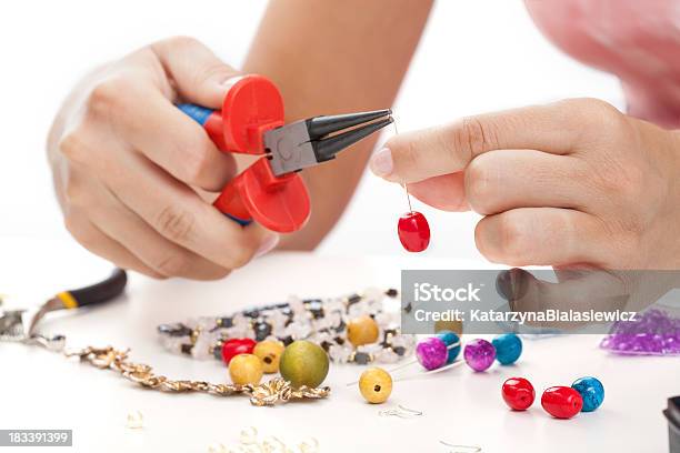 Donna Con Gioielli Fatti A Mano - Fotografie stock e altre immagini di Accessibilità - Accessibilità, Accessorio personale, Adulto