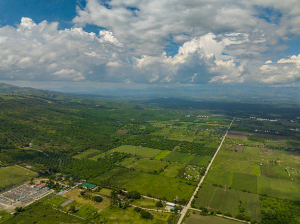 vue aérienne de terres agricoles en montagne tropicale. philippines. - general santos photos et images de collection